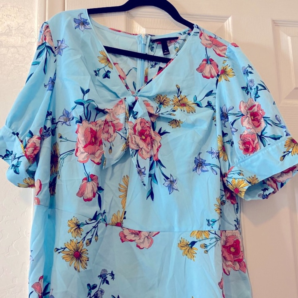 New Floral flowy blouse with a tie front. Back zipper.